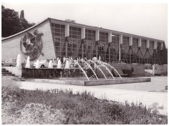 Baunetz, Meldung, 2017 Kommentar, Wolfgang Kil, Schwimmhalle, Potsdam, Brauhausberg, DDR, Abriss, Erbe, heritag, demolition, destruction, Freizeitbad, Oskar Niemeyer, Stadtbalkon, gmp, Berlin, Gerkan Marg und Partner, Hubert Nienhoff, Wettbewerb, Baukostenerhhung, Landesrechnungshof, Stadtvillen, Karl-Heinz-Birkholz, Wellness, Sanssouci, Marcus Bredt