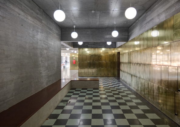 Baunetz, Architektur, Meldungen, Projekte, Portugal, Lissabon, Pao DArcos, Oeiras, atelier de santos, a.s.*, Lus de Freitas Branco School, Erweiterung, Umbau, Neustrukturierung, Mies Van Der Rohe Contemporary Architecture International EU Award 2017, Architizer 2017 Award , AICA Architecture Award 2016, Sichtbeton, berbauung