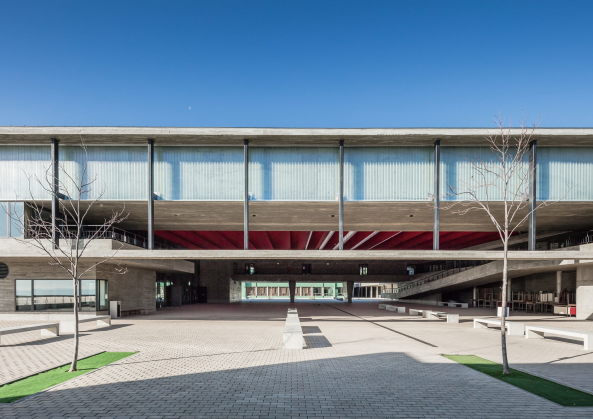 Baunetz, Architektur, Meldungen, Projekte, Portugal, Lissabon, Pao DArcos, Oeiras, atelier de santos, a.s.*, Lus de Freitas Branco School, Erweiterung, Umbau, Neustrukturierung, Mies Van Der Rohe Contemporary Architecture International EU Award 2017, Architizer 2017 Award , AICA Architecture Award 2016, Sichtbeton, berbauung