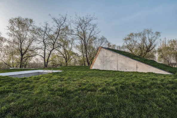 Baunetz, Architektur, Meldungen, Projekte, China, Hebei, Tangshan, archstudio, Waterside Buddhist Shrine, buddhistischer Schrein, Religionsgebude, Sakralbau, Beton, Terrazzo, Zement, Holz, Zen, Feng Shui, Minimalismus, Kontemplation