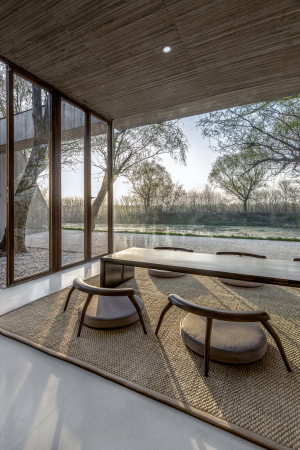 Baunetz, Architektur, Meldungen, Projekte, China, Hebei, Tangshan, archstudio, Waterside Buddhist Shrine, buddhistischer Schrein, Religionsgebude, Sakralbau, Beton, Terrazzo, Zement, Holz, Zen, Feng Shui, Minimalismus, Kontemplation