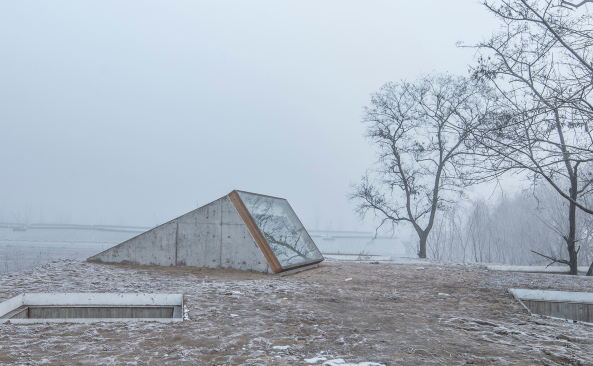 Baunetz, Architektur, Meldungen, Projekte, China, Hebei, Tangshan, archstudio, Waterside Buddhist Shrine, buddhistischer Schrein, Religionsgebude, Sakralbau, Beton, Terrazzo, Zement, Holz, Zen, Feng Shui, Minimalismus, Kontemplation