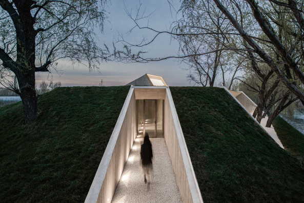 Baunetz, Architektur, Meldungen, Projekte, China, Hebei, Tangshan, archstudio, Waterside Buddhist Shrine, buddhistischer Schrein, Religionsgebude, Sakralbau, Beton, Terrazzo, Zement, Holz, Zen, Feng Shui, Minimalismus, Kontemplation
