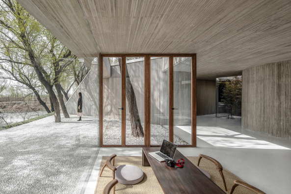 Baunetz, Architektur, Meldungen, Projekte, China, Hebei, Tangshan, archstudio, Waterside Buddhist Shrine, buddhistischer Schrein, Religionsgebude, Sakralbau, Beton, Terrazzo, Zement, Holz, Zen, Feng Shui, Minimalismus, Kontemplation