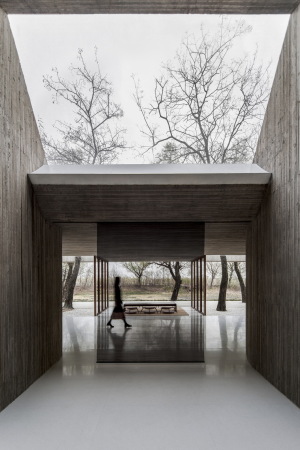Baunetz, Architektur, Meldungen, Projekte, China, Hebei, Tangshan, archstudio, Waterside Buddhist Shrine, buddhistischer Schrein, Religionsgebude, Sakralbau, Beton, Terrazzo, Zement, Holz, Zen, Feng Shui, Minimalismus, Kontemplation