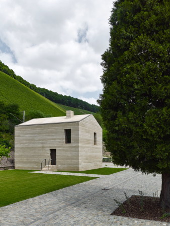 Baunetz, Melung, Architektur, architecture, Max Dudler, Stefan Mller, Weingut, Umbau, renovation, Remise, Orangerie, Stampfbeton, baroque, Barock, Anwesen, Villa, Tier, Cantzheim, Trier, Weinbau, Weinberg, Saar, Wadgassen, Kanzem, Stahl, steel, black, schwarz, behutsam, Denkmal, denkmalgerecht, Panorma, landscape, Landschaft, Rheinland-Pfalz