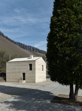 Baunetz, Melung, Architektur, architecture, Max Dudler, Stefan Mller, Weingut, Umbau, renovation, Remise, Orangerie, Stampfbeton, baroque, Barock, Anwesen, Villa, Tier, Cantzheim, Trier, Weinbau, Weinberg, Saar, Wadgassen, Kanzem, Stahl, steel, black, schwarz, behutsam, Denkmal, denkmalgerecht, Panorma, landscape, Landschaft, Rheinland-Pfalz