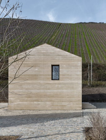 Baunetz, Melung, Architektur, architecture, Max Dudler, Stefan Mller, Weingut, Umbau, renovation, Remise, Orangerie, Stampfbeton, baroque, Barock, Anwesen, Villa, Tier, Cantzheim, Trier, Weinbau, Weinberg, Saar, Wadgassen, Kanzem, Stahl, steel, black, schwarz, behutsam, Denkmal, denkmalgerecht, Panorma, landscape, Landschaft, Rheinland-Pfalz