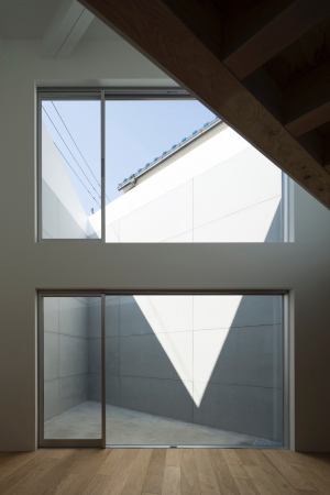 Minihaus, Japan, Tokio, Tokyo, new building, small house, japanese architecture, 2017, residential, housing, CHOP+ARCHI, Masao Nishikawa, Hiroo Okubo,  Setagaya Ward Tokyo, mini, 2017, ecklage, corner, wood, timber