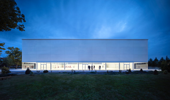 Alberto Campo Baeza, Sporthalle, 2017, Unikomplexe, Universitt, Gebude, Halle, Sport, Spanien, Madrid, Neubau, Fertigstellung, Javier Callejas, wei, hell, white, Spain, Sports, Gym, Hall, UFV Sports Pavilion, Pabelln Polideportivo Y Aulario De La Universidad Francisco De Vitoria, Carretera, Stadtrand, periphery,