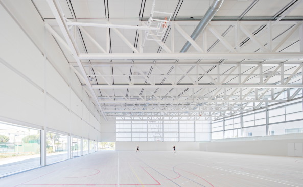 Alberto Campo Baeza, Sporthalle, 2017, Unikomplexe, Universitt, Gebude, Halle, Sport, Spanien, Madrid, Neubau, Fertigstellung, Javier Callejas, wei, hell, white, Spain, Sports, Gym, Hall, UFV Sports Pavilion, Pabelln Polideportivo Y Aulario De La Universidad Francisco De Vitoria, Carretera, Stadtrand, periphery,