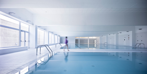 Alberto Campo Baeza, Sporthalle, 2017, Unikomplexe, Universitt, Gebude, Halle, Sport, Spanien, Madrid, Neubau, Fertigstellung, Javier Callejas, wei, hell, white, Spain, Sports, Gym, Hall, UFV Sports Pavilion, Pabelln Polideportivo Y Aulario De La Universidad Francisco De Vitoria, Carretera, Stadtrand, periphery,