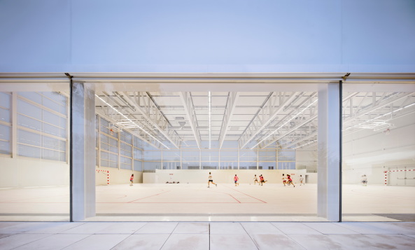 Alberto Campo Baeza, Sporthalle, 2017, Unikomplexe, Universitt, Gebude, Halle, Sport, Spanien, Madrid, Neubau, Fertigstellung, Javier Callejas, wei, hell, white, Spain, Sports, Gym, Hall, UFV Sports Pavilion, Pabelln Polideportivo Y Aulario De La Universidad Francisco De Vitoria, Carretera, Stadtrand, periphery,