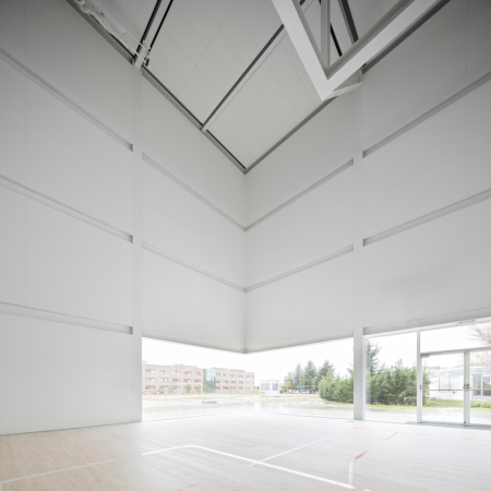 Alberto Campo Baeza, Sporthalle, 2017, Unikomplexe, Universitt, Gebude, Halle, Sport, Spanien, Madrid, Neubau, Fertigstellung, Javier Callejas, wei, hell, white, Spain, Sports, Gym, Hall, UFV Sports Pavilion, Pabelln Polideportivo Y Aulario De La Universidad Francisco De Vitoria, Carretera, Stadtrand, periphery,