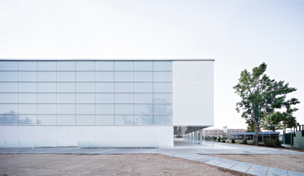 Alberto Campo Baeza, Sporthalle, 2017, Unikomplexe, Universitt, Gebude, Halle, Sport, Spanien, Madrid, Neubau, Fertigstellung, Javier Callejas, wei, hell, white, Spain, Sports, Gym, Hall, UFV Sports Pavilion, Pabelln Polideportivo Y Aulario De La Universidad Francisco De Vitoria, Carretera, Stadtrand, periphery,