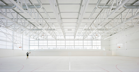 Alberto Campo Baeza, Sporthalle, 2017, Unikomplexe, Universitt, Gebude, Halle, Sport, Spanien, Madrid, Neubau, Fertigstellung, Javier Callejas, wei, hell, white, Spain, Sports, Gym, Hall, UFV Sports Pavilion, Pabelln Polideportivo Y Aulario De La Universidad Francisco De Vitoria, Carretera, Stadtrand, periphery,