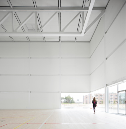 Alberto Campo Baeza, Sporthalle, 2017, Unikomplexe, Universit�t, Geb�ude, Halle, Sport, Spanien, Madrid, Neubau, Fertigstellung, Javier Callejas, wei�, hell, white, Spain, Sports, Gym, Hall, UFV Sports Pavilion, Pabell�n Polideportivo Y Aulario De La Universidad Francisco De Vitoria, Carretera, Stadtrand, periphery,