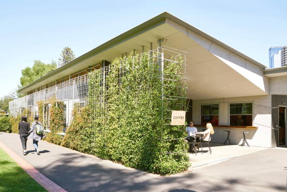 Baunetz, Architektur, news, architecture, Australien, Australia, Melbourne, Fitzroy Gardens, Visitor Center, Park, Gartenanlage, Kinder, Wassertank, Wasserspeicher, Regenauffangbecken, Nachhaltiges Bauen, Besucherzentrum, Informationszentrum, City of Melbourne City Design Studio, City of Melbourne Tourism, Nils Koenning