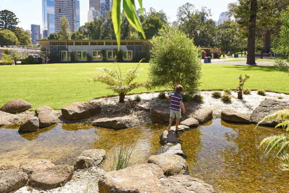 Baunetz, Architektur, news, architecture, Australien, Australia, Melbourne, Fitzroy Gardens, Visitor Center, Park, Gartenanlage, Kinder, Wassertank, Wasserspeicher, Regenauffangbecken, Nachhaltiges Bauen, Besucherzentrum, Informationszentrum, City of Melbourne City Design Studio, City of Melbourne Tourism, Nils Koenning
