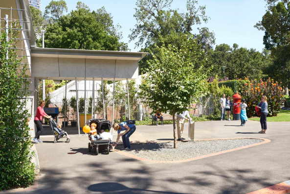 Baunetz, Architektur, news, architecture, Australien, Australia, Melbourne, Fitzroy Gardens, Visitor Center, Park, Gartenanlage, Kinder, Wassertank, Wasserspeicher, Regenauffangbecken, Nachhaltiges Bauen, Besucherzentrum, Informationszentrum, City of Melbourne City Design Studio, City of Melbourne Tourism, Nils Koenning