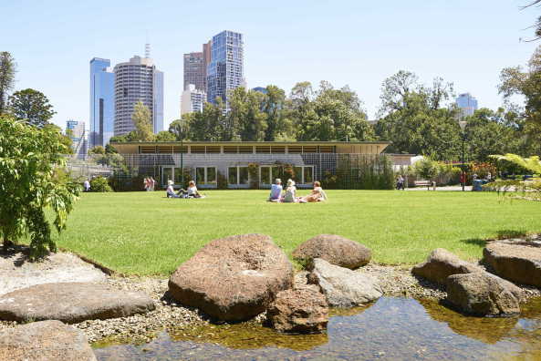 Baunetz, Architektur, news, architecture, Australien, Australia, Melbourne, Fitzroy Gardens, Visitor Center, Park, Gartenanlage, Kinder, Wassertank, Wasserspeicher, Regenauffangbecken, Nachhaltiges Bauen, Besucherzentrum, Informationszentrum, City of Melbourne City Design Studio, City of Melbourne Tourism, Nils Koenning