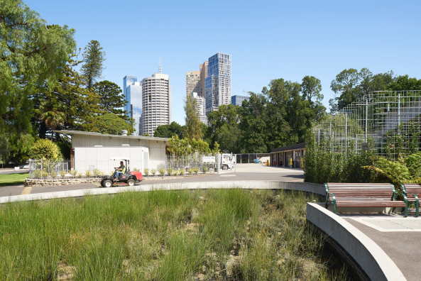 Baunetz, Architektur, news, architecture, Australien, Australia, Melbourne, Fitzroy Gardens, Visitor Center, Park, Gartenanlage, Kinder, Wassertank, Wasserspeicher, Regenauffangbecken, Nachhaltiges Bauen, Besucherzentrum, Informationszentrum, City of Melbourne City Design Studio, City of Melbourne Tourism, Nils Koenning