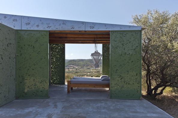 Wochenendhaus, Chalkidiki, Eva Sopeoglou, Im Schatten der Olivenbume, Griechenland, CNC, Olive Tree House, CNC-Stanzverfahren, METALCO, Bartlett School of Architecture in London, Wohnkomfort, Bume, Bltter, Ferienhouse, Holiday Home, Retreat, Olives, Greece, Halbinsel