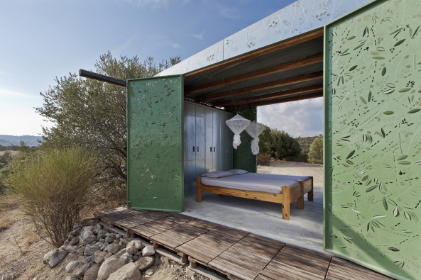 Wochenendhaus, Chalkidiki, Eva Sopeoglou, Im Schatten der Olivenbume, Griechenland, CNC, Olive Tree House, CNC-Stanzverfahren, METALCO, Bartlett School of Architecture in London, Wohnkomfort, Bume, Bltter, Ferienhouse, Holiday Home, Retreat, Olives, Greece, Halbinsel
