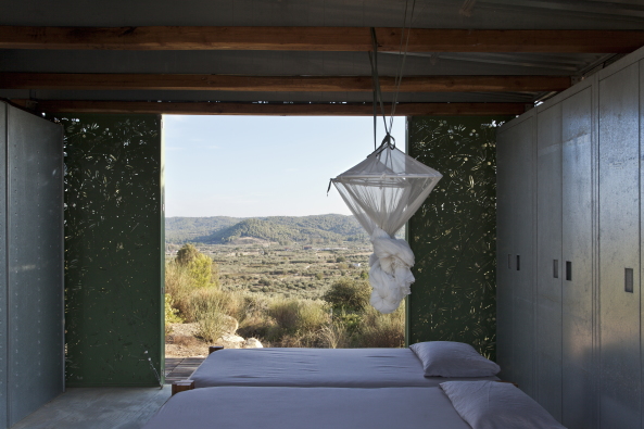 Wochenendhaus, Chalkidiki, Eva Sopeoglou, Im Schatten der Olivenbume, Griechenland, CNC, Olive Tree House, CNC-Stanzverfahren, METALCO, Bartlett School of Architecture in London, Wohnkomfort, Bume, Bltter, Ferienhouse, Holiday Home, Retreat, Olives, Greece, Halbinsel