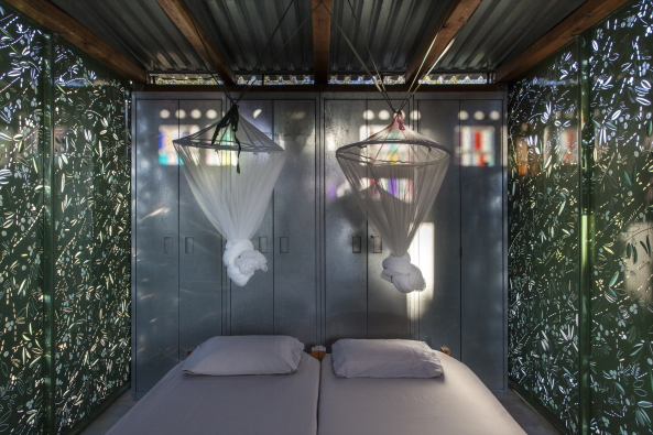 Wochenendhaus, Chalkidiki, Eva Sopeoglou, Im Schatten der Olivenbume, Griechenland, CNC, Olive Tree House, CNC-Stanzverfahren, METALCO, Bartlett School of Architecture in London, Wohnkomfort, Bume, Bltter, Ferienhouse, Holiday Home, Retreat, Olives, Greece, Halbinsel