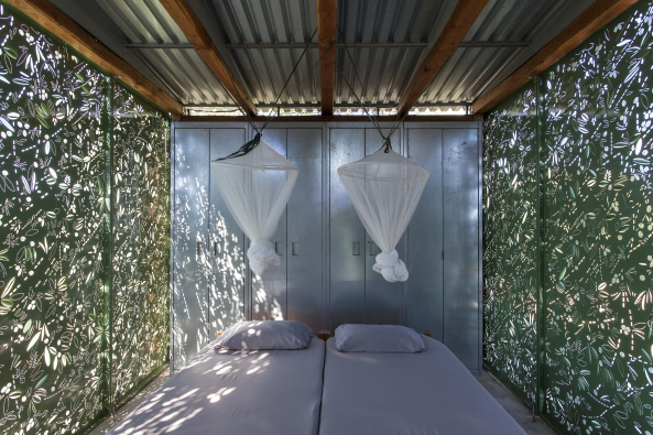 Wochenendhaus, Chalkidiki, Eva Sopeoglou, Im Schatten der Olivenbume, Griechenland, CNC, Olive Tree House, CNC-Stanzverfahren, METALCO, Bartlett School of Architecture in London, Wohnkomfort, Bume, Bltter, Ferienhouse, Holiday Home, Retreat, Olives, Greece, Halbinsel