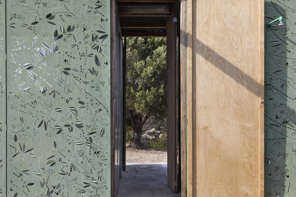 Wochenendhaus, Chalkidiki, Eva Sopeoglou, Im Schatten der Olivenb�ume, Griechenland, CNC, Olive Tree House, CNC-Stanzverfahren, METALCO, Bartlett School of Architecture in London, Wohnkomfort, B�ume, Bl�tter, Ferienhouse, Holiday Home, Retreat, Olives, Greece, Halbinsel