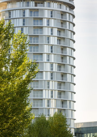 Baunetz, Architektur, Meldungen, Architekturprojekte, Frankreich, Tours, Jacques Ferrier, Wohnhaus, Turm, Wohnturm, Tour Lumiere, Wettbewerbsgewinn, low-energy building, residential building, sozialer Wohnungsbau, Le Galion, zylindrische Form, Rotunde, Mathieu Ducros, Luc Boegly