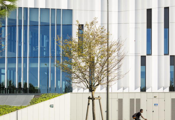 Baunetz, Architektur, Meldungen, Architekturprojekte, Frankreich, Tours, Jacques Ferrier, Wohnhaus, Turm, Wohnturm, Tour Lumiere, Wettbewerbsgewinn, low-energy building, residential building, sozialer Wohnungsbau, Le Galion, zylindrische Form, Rotunde, Mathieu Ducros, Luc Boegly