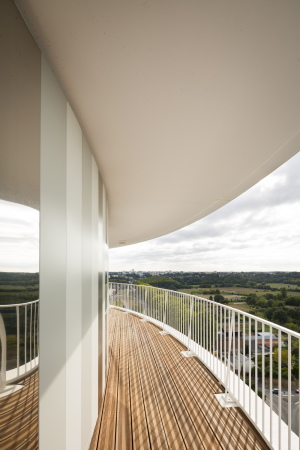 Baunetz, Architektur, Meldungen, Architekturprojekte, Frankreich, Tours, Jacques Ferrier, Wohnhaus, Turm, Wohnturm, Tour Lumiere, Wettbewerbsgewinn, low-energy building, residential building, sozialer Wohnungsbau, Le Galion, zylindrische Form, Rotunde, Mathieu Ducros, Luc Boegly