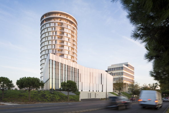 Baunetz, Architektur, Meldungen, Architekturprojekte, Frankreich, Tours, Jacques Ferrier, Wohnhaus, Turm, Wohnturm, Tour Lumiere, Wettbewerbsgewinn, low-energy building, residential building, sozialer Wohnungsbau, Le Galion, zylindrische Form, Rotunde, Mathieu Ducros, Luc Boegly