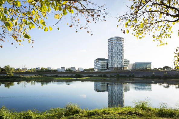 Baunetz, Architektur, Meldungen, Architekturprojekte, Frankreich, Tours, Jacques Ferrier, Wohnhaus, Turm, Wohnturm, Tour Lumiere, Wettbewerbsgewinn, low-energy building, residential building, sozialer Wohnungsbau, Le Galion, zylindrische Form, Rotunde, Mathieu Ducros, Luc Boegly