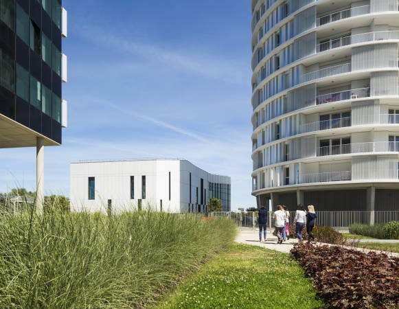Baunetz, Architektur, Meldungen, Architekturprojekte, Frankreich, Tours, Jacques Ferrier, Wohnhaus, Turm, Wohnturm, Tour Lumiere, Wettbewerbsgewinn, low-energy building, residential building, sozialer Wohnungsbau, Le Galion, zylindrische Form, Rotunde, Mathieu Ducros, Luc Boegly