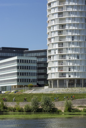 Baunetz, Architektur, Meldungen, Architekturprojekte, Frankreich, Tours, Jacques Ferrier, Wohnhaus, Turm, Wohnturm, Tour Lumiere, Wettbewerbsgewinn, low-energy building, residential building, sozialer Wohnungsbau, Le Galion, zylindrische Form, Rotunde, Mathieu Ducros, Luc Boegly