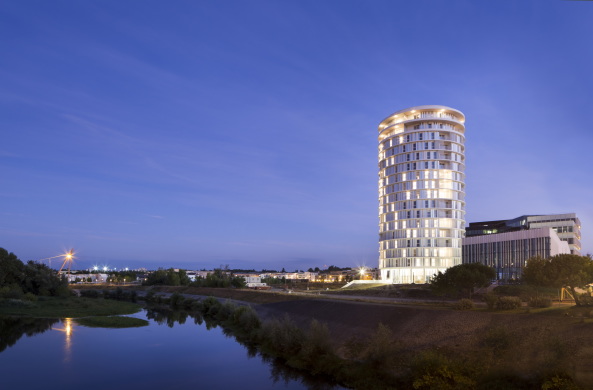 Baunetz, Architektur, Meldungen, Architekturprojekte, Frankreich, Tours, Jacques Ferrier, Wohnhaus, Turm, Wohnturm, Tour Lumiere, Wettbewerbsgewinn, low-energy building, residential building, sozialer Wohnungsbau, Le Galion, zylindrische Form, Rotunde, Mathieu Ducros, Luc Boegly