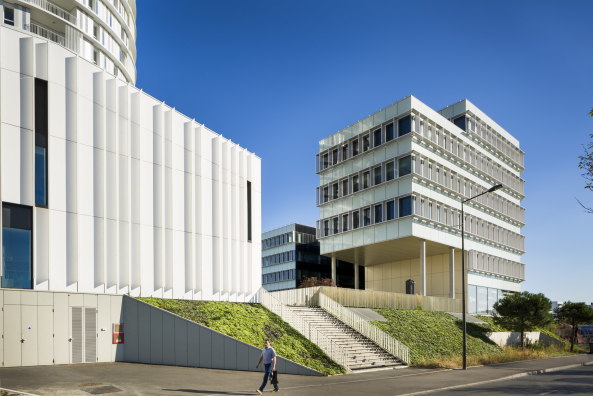 Baunetz, Architektur, Meldungen, Architekturprojekte, Frankreich, Tours, Jacques Ferrier, Wohnhaus, Turm, Wohnturm, Tour Lumiere, Wettbewerbsgewinn, low-energy building, residential building, sozialer Wohnungsbau, Le Galion, zylindrische Form, Rotunde, Mathieu Ducros, Luc Boegly