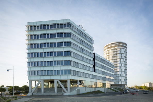 Baunetz, Architektur, Meldungen, Architekturprojekte, Frankreich, Tours, Jacques Ferrier, Wohnhaus, Turm, Wohnturm, Tour Lumiere, Wettbewerbsgewinn, low-energy building, residential building, sozialer Wohnungsbau, Le Galion, zylindrische Form, Rotunde, Mathieu Ducros, Luc Boegly