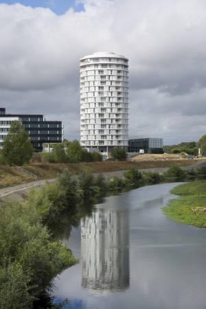 Baunetz, Architektur, Meldungen, Architekturprojekte, Frankreich, Tours, Jacques Ferrier, Wohnhaus, Turm, Wohnturm, Tour Lumiere, Wettbewerbsgewinn, low-energy building, residential building, sozialer Wohnungsbau, Le Galion, zylindrische Form, Rotunde, Mathieu Ducros, Luc Boegly