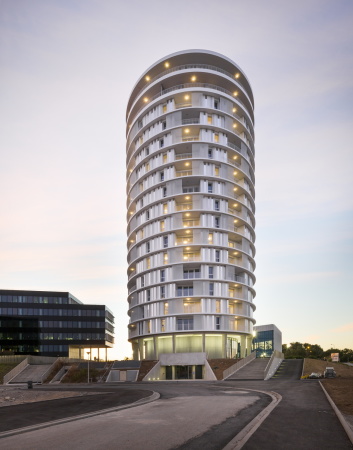 Baunetz, Architektur, Meldungen, Architekturprojekte, Frankreich, Tours, Jacques Ferrier, Wohnhaus, Turm, Wohnturm, Tour Lumiere, Wettbewerbsgewinn, low-energy building, residential building, sozialer Wohnungsbau, Le Galion, zylindrische Form, Rotunde, Mathieu Ducros, Luc Boegly