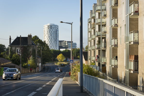 Baunetz, Architektur, Meldungen, Architekturprojekte, Frankreich, Tours, Jacques Ferrier, Wohnhaus, Turm, Wohnturm, Tour Lumiere, Wettbewerbsgewinn, low-energy building, residential building, sozialer Wohnungsbau, Le Galion, zylindrische Form, Rotunde, Mathieu Ducros, Luc Boegly