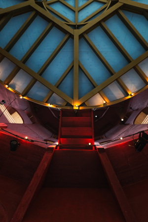 kultur, natur, alpen, schweiz, romanisch, r�toromanisch, italienisch, deutsch, graub�nden, riom, giovanni, netzer, neubau, theater, tanz, schauspiel, babel, turm, roter, rot, zuschauer, publikum, er�ffnung, apocalypse, origen, julierpass, julierturm, juliertheater, julierprojekt, f�rderung, geschichte, kanton, Origen Festival Cultural