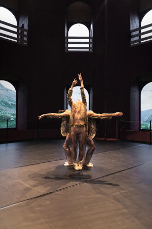 kultur, natur, alpen, schweiz, romanisch, rtoromanisch, italienisch, deutsch, graubnden, riom, giovanni, netzer, neubau, theater, tanz, schauspiel, babel, turm, roter, rot, zuschauer, publikum, erffnung, apocalypse, origen, julierpass, julierturm, juliertheater, julierprojekt, frderung, geschichte, kanton, Origen Festival Cultural