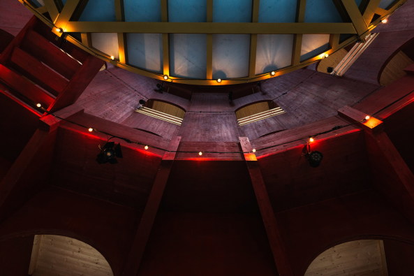 kultur, natur, alpen, schweiz, romanisch, rtoromanisch, italienisch, deutsch, graubnden, riom, giovanni, netzer, neubau, theater, tanz, schauspiel, babel, turm, roter, rot, zuschauer, publikum, erffnung, apocalypse, origen, julierpass, julierturm, juliertheater, julierprojekt, frderung, geschichte, kanton, Origen Festival Cultural