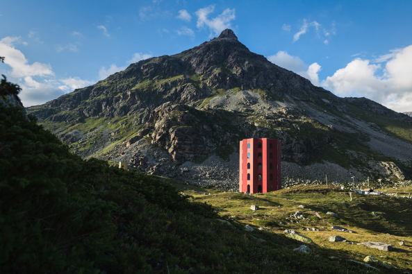 kultur, natur, alpen, schweiz, romanisch, rtoromanisch, italienisch, deutsch, graubnden, riom, giovanni, netzer, neubau, theater, tanz, schauspiel, babel, turm, roter, rot, zuschauer, publikum, erffnung, apocalypse, origen, julierpass, julierturm, juliertheater, julierprojekt, frderung, geschichte, kanton, Origen Festival Cultural