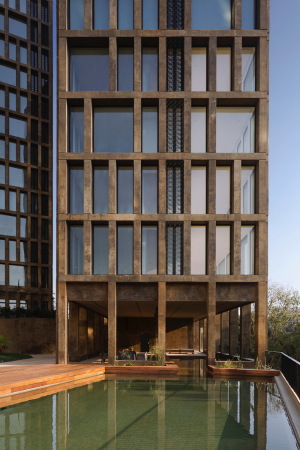 Onnis Luque, Luis Aldrete, mexiko, mexico, guadalajara, neubau, wohnungsbau, wohnturm, turm, wohnanlage, wasser, schwimmbecken, fassade, aussicht, landschaft, natur, berg, hang, hanglage, architect, architekt, architektur, Rinconada Margaritas